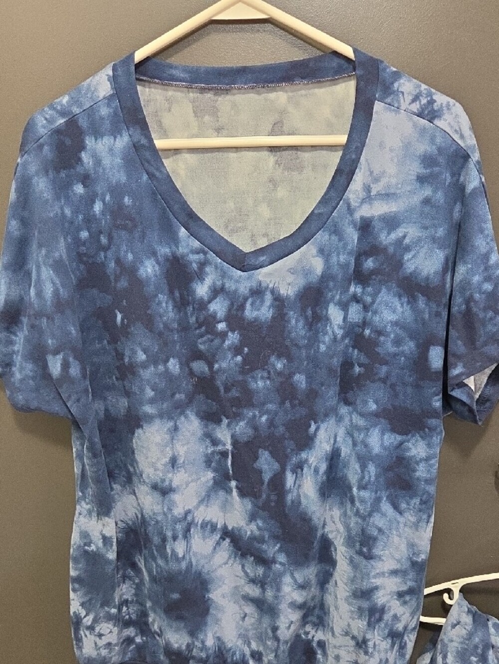Amazon Blue Tie-Dye V-Neck Short Sleeve Top And Matching Shorts - Picture 3 of 4